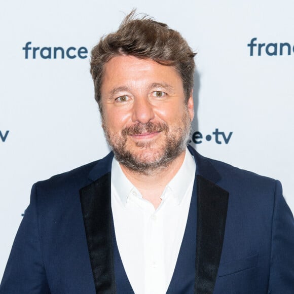 Bruno Guillon lors du photocall dans le cadre de la conférence de presse de France Télévisions au Pavillon Gabriel à Paris, France, le 24 août 2021. © Pierre Perusseau/Bestimage