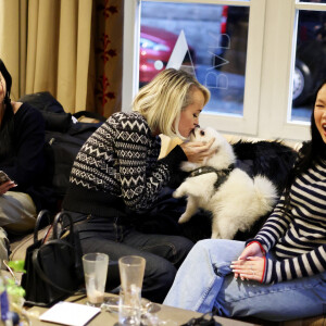 Exclusif - Laeticia Hallyday et son compagnon Jalil Lespert, accompagnés de Jade et Joy sont allés rendre visite au Manneken-Pis qui a été rhabillé en hommage à Johnny Hallyday à Bruxelles le 20 décembre 2022. © Dominique Jacovides / Bestimage 