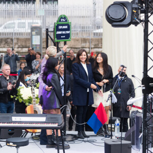 Anne Hidalgo, Maire de Paris, Laeticia Hallyday et ses filles Joy et Jade - Inauguration de l'esplanade "Johnny Hallyday" et de la statue "Quelque chose de ..." de l'artiste Bertrand Lavier sur le parvis de la salle de concert AccorHotels Arena Paris Bercy à Paris. Le 14 septembre 2021 