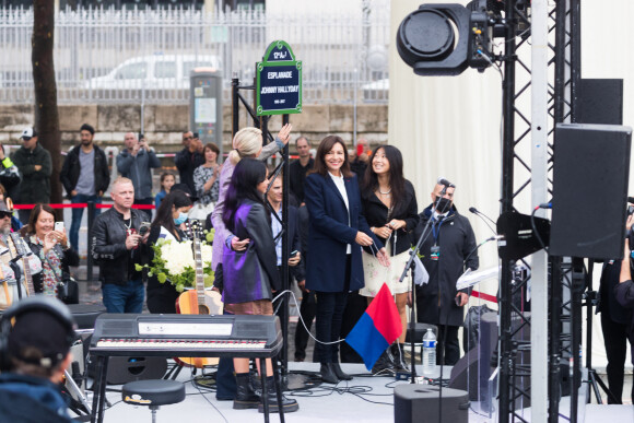 Anne Hidalgo, Maire de Paris, Laeticia Hallyday et ses filles Joy et Jade - Inauguration de l'esplanade "Johnny Hallyday" et de la statue "Quelque chose de ..." de l'artiste Bertrand Lavier sur le parvis de la salle de concert AccorHotels Arena Paris Bercy à Paris. Le 14 septembre 2021 