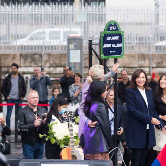 Anne Hidalgo, Maire de Paris, Laeticia Hallyday et ses filles Joy et Jade - Inauguration de l'esplanade "Johnny Hallyday" et de la statue "Quelque chose de ..." de l'artiste Bertrand Lavier sur le parvis de la salle de concert AccorHotels Arena Paris Bercy à Paris. Le 14 septembre 2021 