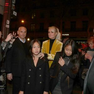 Laeticia Hallyday et ses filles Jade et Joy arrivent à la soirée "Johnny Hallyday, Un soir à l'Olympia" à Paris le 1er décembre 2019.