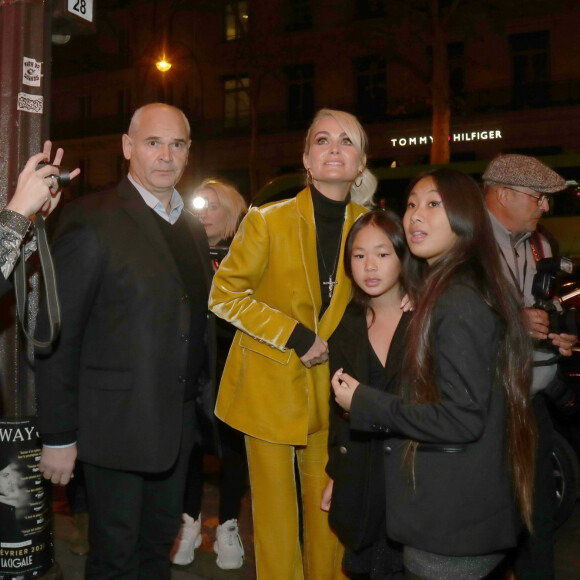 Laeticia Hallyday et ses filles Jade et Joy arrivent à la soirée "Johnny Hallyday, Un soir à l'Olympia" à Paris le 1er décembre 2019.