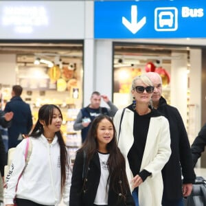 Françoise Thibault, la mère de Laeticia Hallyday, Jade, Jimmy Reffas, Joy, Laeticia Hallyday - Laeticia Hallyday arrive en famille avec ses filles et sa mère à l'aéroport Roissy CDG le 19 novembre 2019.