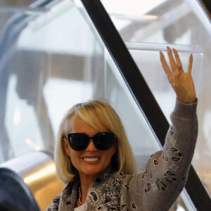 Exclusif - Laeticia Hallyday quitte sa villa de Pacific Palisades en limousine pour un retour à Paris le 18 septembre 2022. Laeticia s'est fait livrer vers midi un déjeuner avant de dire au revoir à ses filles Jade (avec son compagnon Michael-Sean Klemeniuk) et Joy sur le perron de sa maison. Laeticia à ensuite quitté sa villa avec beaucoup de bagages avec très probablement des habits de Johnny, costumes de scène ou autre, accompagnée de son compagnon Jalil Lespert et Aliosha. Jalil à ensuite aidé Laeticia à enregistrer ses bagages avant de l'embrasser tendrement dans le terminal international. Laeticia va superviser l'exposition inédite de Johnny à Bruxelles qui se tiendra du 20 décembre 2022 au 15 juin 2023 à Brussels Expo et ensuite, à Paris, à la Porte de Versailles à partir de janvier 2024.