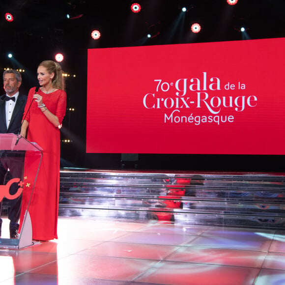 "J'avais suggéré à la production de vivre une petite aventure amoureuse avec elle", a-t-il expliqué.
Michel Cymes et Adriana Karembeu - 70ème édition du gala de la Croix Rouge monegasque à Monaco le 27 juillet 2018. © Pierre Villard/Le Palais Princier/Monte-Carlo-SBM via Bestimage