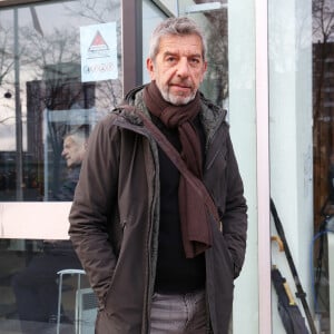 Malheureusement pour lui, on lui a rapidement fait comprendre que cela ne serait pas possible. 
Exclusif - Michel Cymes quitte les studios de Radio France à Paris le 3 janvier 2023.