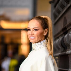 Exclusif - Adriana Karembeu - Sorties du défilé de mode Haute-Couture Stéphane Rolland au Théâtre National de Chaillot lors de la Fashion Week Printemps-été 2023 de Paris, France, le 24 janvier 2023. © Pierre Perusseau/Bestimage  Exclusive - Celebs leave the Stéphane Rolland Haute Couture Spring Summer 2023 show as part of Paris Fashion Week at Théâtre National de Chaillot in Paris, France, on January 24, 2023. 