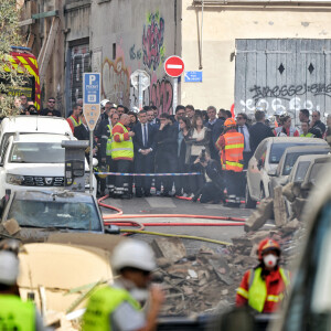 Gérald Darmanin, ministre de l'Intérieur, est arrivé à Marseille pour constater les dégâts à la suite de l'effondrement d'un immeubles en centre ville. Le 9 avril 2023. Dans la nuit de ce dimanche, un immeuble d’habitation s’est effondré à Marseille faisant, selon un bilan provisoire, au moins cinq blessés. Entre quatre et une dizaine de personnes pourraient être sous les décombres de l’immeuble qui s’est effondré dans la nuit dans le centre de Marseille et où un feu violent empêche les recherches. Quatre personnes y sont de façon « certaine » et « une dizaine pourrait être là », a déclaré le ministre, venu dans la deuxième ville de France soutenir les habitants et la centaine de pompiers à pied d’œuvre. © JR Santini / Bestimage  Gérald Darmanin, Minister of the Interior, arrived in Marseille to see the damage following the collapse of two buildings in the city centre. April 9, 2023. During the night of Sunday, an apartment building collapsed in Marseille, leaving at least five people injured, according to a provisional report. Between four and ten people could be under the rubble of the building that collapsed during the night in the centre of Marseille and where a violent fire is preventing searches. Four people are "certain" and "a dozen could be there," said the minister, who came to France's second city to support the residents and the hundred or so firefighters working on the site. 