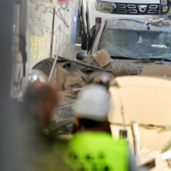 Gérald Darmanin, ministre de l'Intérieur, est arrivé à Marseille pour constater les dégâts à la suite de l'effondrement d'un immeubles en centre ville. Le 9 avril 2023. Dans la nuit de ce dimanche, un immeuble d’habitation s’est effondré à Marseille faisant, selon un bilan provisoire, au moins cinq blessés. Entre quatre et une dizaine de personnes pourraient être sous les décombres de l’immeuble qui s’est effondré dans la nuit dans le centre de Marseille et où un feu violent empêche les recherches. Quatre personnes y sont de façon « certaine » et « une dizaine pourrait être là », a déclaré le ministre, venu dans la deuxième ville de France soutenir les habitants et la centaine de pompiers à pied d’œuvre. © JR Santini / Bestimage  Gérald Darmanin, Minister of the Interior, arrived in Marseille to see the damage following the collapse of two buildings in the city centre. April 9, 2023. During the night of Sunday, an apartment building collapsed in Marseille, leaving at least five people injured, according to a provisional report. Between four and ten people could be under the rubble of the building that collapsed during the night in the centre of Marseille and where a violent fire is preventing searches. Four people are "certain" and "a dozen could be there," said the minister, who came to France's second city to support the residents and the hundred or so firefighters working on the site. 