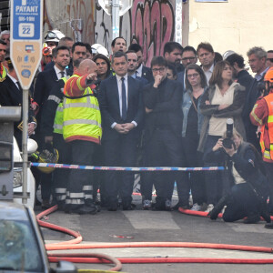 Gérald Darmanin, ministre de l'Intérieur, est arrivé à Marseille pour constater les dégâts à la suite de l'effondrement d'un immeubles en centre ville. Le 9 avril 2023. Dans la nuit de ce dimanche, un immeuble d’habitation s’est effondré à Marseille faisant, selon un bilan provisoire, au moins cinq blessés. Entre quatre et une dizaine de personnes pourraient être sous les décombres de l’immeuble qui s’est effondré dans la nuit dans le centre de Marseille et où un feu violent empêche les recherches. Quatre personnes y sont de façon « certaine » et « une dizaine pourrait être là », a déclaré le ministre, venu dans la deuxième ville de France soutenir les habitants et la centaine de pompiers à pied d’œuvre. © JR Santini / Bestimage  Gérald Darmanin, Minister of the Interior, arrived in Marseille to see the damage following the collapse of two buildings in the city centre. April 9, 2023. During the night of Sunday, an apartment building collapsed in Marseille, leaving at least five people injured, according to a provisional report. Between four and ten people could be under the rubble of the building that collapsed during the night in the centre of Marseille and where a violent fire is preventing searches. Four people are "certain" and "a dozen could be there," said the minister, who came to France's second city to support the residents and the hundred or so firefighters working on the site. 