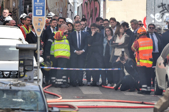 Gérald Darmanin, ministre de l'Intérieur, est arrivé à Marseille pour constater les dégâts à la suite de l'effondrement d'un immeubles en centre ville. Le 9 avril 2023. Dans la nuit de ce dimanche, un immeuble d’habitation s’est effondré à Marseille faisant, selon un bilan provisoire, au moins cinq blessés. Entre quatre et une dizaine de personnes pourraient être sous les décombres de l’immeuble qui s’est effondré dans la nuit dans le centre de Marseille et où un feu violent empêche les recherches. Quatre personnes y sont de façon « certaine » et « une dizaine pourrait être là », a déclaré le ministre, venu dans la deuxième ville de France soutenir les habitants et la centaine de pompiers à pied d’œuvre. © JR Santini / Bestimage  Gérald Darmanin, Minister of the Interior, arrived in Marseille to see the damage following the collapse of two buildings in the city centre. April 9, 2023. During the night of Sunday, an apartment building collapsed in Marseille, leaving at least five people injured, according to a provisional report. Between four and ten people could be under the rubble of the building that collapsed during the night in the centre of Marseille and where a violent fire is preventing searches. Four people are "certain" and "a dozen could be there," said the minister, who came to France's second city to support the residents and the hundred or so firefighters working on the site. 