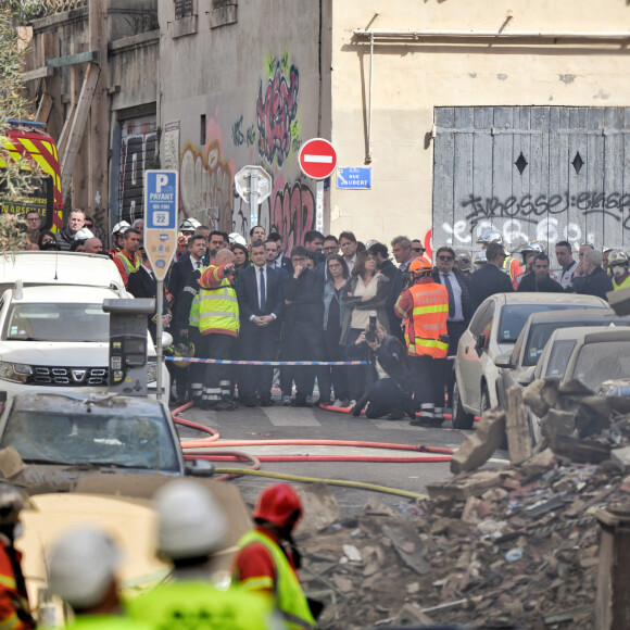 Gérald Darmanin, ministre de l'Intérieur, est arrivé à Marseille pour constater les dégâts à la suite de l'effondrement d'un immeubles en centre ville. Le 9 avril 2023. Dans la nuit de ce dimanche, un immeuble d’habitation s’est effondré à Marseille faisant, selon un bilan provisoire, au moins cinq blessés. Entre quatre et une dizaine de personnes pourraient être sous les décombres de l’immeuble qui s’est effondré dans la nuit dans le centre de Marseille et où un feu violent empêche les recherches. Quatre personnes y sont de façon « certaine » et « une dizaine pourrait être là », a déclaré le ministre, venu dans la deuxième ville de France soutenir les habitants et la centaine de pompiers à pied d’œuvre. © JR Santini / Bestimage  Gérald Darmanin, Minister of the Interior, arrived in Marseille to see the damage following the collapse of two buildings in the city centre. April 9, 2023. During the night of Sunday, an apartment building collapsed in Marseille, leaving at least five people injured, according to a provisional report. Between four and ten people could be under the rubble of the building that collapsed during the night in the centre of Marseille and where a violent fire is preventing searches. Four people are "certain" and "a dozen could be there," said the minister, who came to France's second city to support the residents and the hundred or so firefighters working on the site. 