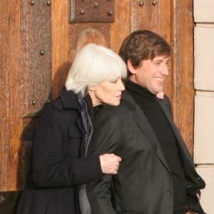 Exclusif - Françoise Hardy et son fils Thomas Dutronc se baladent le long des quais de l'Île Saint-Louis à Paris, France, le 2 novembre 2016. Françoise Hardy se dévoile dans "Un cadeau du ciel", son dernier livre aux Éditions des Équateur dans lequel elle revient sur son hospitalisation en mars dernier (15) pour son lymphome, en librairie, le 3 novembre.