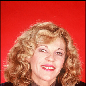 Alors qu'elle part à Paris pour faire carrière à 20 ans, sa mère décède d'un cancer à 40 ans.
Nicoletta en 1988