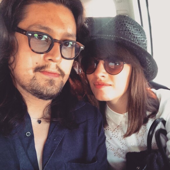 S'ils s'affichent rarement lors d'évènements publics, ces deux-là s'en donnent à coeur joie sur les réseaux sociaux.
Lulu Gainsbourg et sa compagne Aurélie sur Instagram. Le 8 avril 2023.