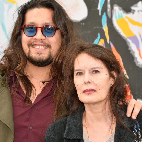 Lulu Gainsbourg et sa mère Bambou devant le 5 bis, rue de Verneuil lors du lancement officiel de l'association Serge Gainsbourg au cabaret Don Camilo à Paris, le 2 avril 2017. © Guirec Coadic/Bestimage