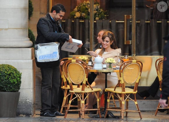 Angelina Jolie sur le tournage de The Tourist à Paris le 23 février 2010