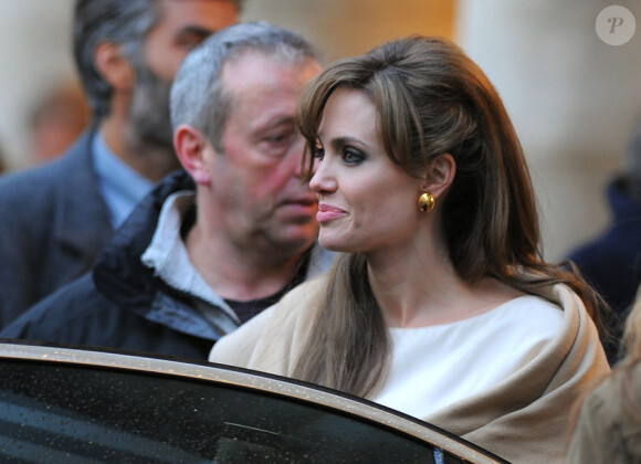 Angelina Jolie sur le tournage de The Tourist à Paris le 24 février 2010