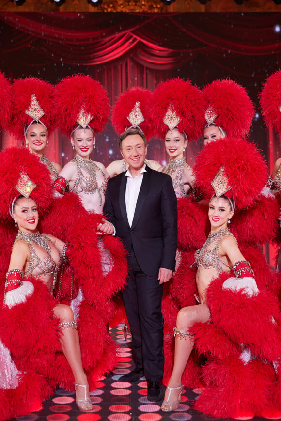 Exclusif - No Web - Stéphane Bern, les danseuses du Moulin Rouge - Backstage - Enregistrement de l'émission "La grande soirée du 31 à Fontainebleau" au Château de Fontainebleau, diffusée le 31 décembre sur France 2.