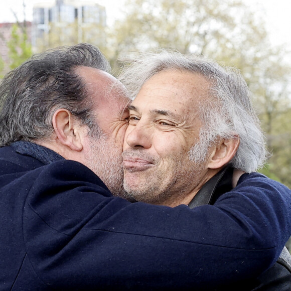 Jean Dujardin, Paul Belmondo - Inauguration de "La promenade Jean-Paul Belmondo" au terre-plein central du pont de Bir-Hakeim, ouvrage public communal situé sous le viaduc du métro aérien, à Paris (15e, 16e) le 12 avril 2023. © Cyril Moreau/Bestimage 
