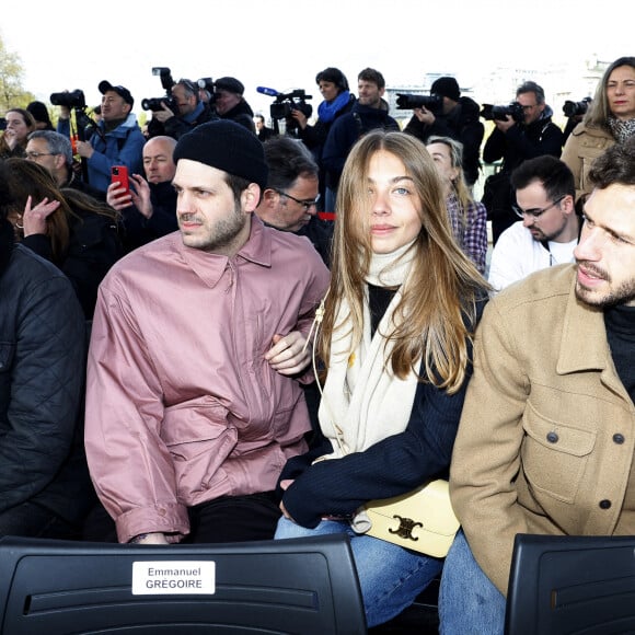 Anthony Delon, Alessandro Belmondo, Stella Belmondo et Victor Belmondo - Inauguration de "La promenade Jean-Paul Belmondo" au terre-plein central du pont de Bir-Hakeim, ouvrage public communal situé sous le viaduc du métro aérien, à Paris (15e, 16e) le 12 avril 2023. © Cyril Moreau/Bestimage 