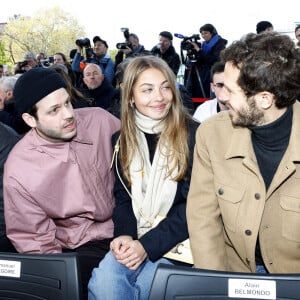 Mais elle s'est également montrée proche de ses neveux Victor et Alessandro.
Anthony Delon, Alessandro Belmondo, Stella Belmondo et Victor Belmondo - Inauguration de "La promenade Jean-Paul Belmondo" au terre-plein central du pont de Bir-Hakeim, ouvrage public communal situé sous le viaduc du métro aérien, à Paris (15e, 16e) le 12 avril 2023. © Cyril Moreau/Bestimage 