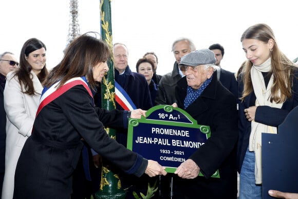 La maire de Paris Anne Hidalgo, Alain Belmondo, Stella Belmondo - Inauguration de "La promenade Jean-Paul Belmondo" au terre-plein central du pont de Bir-Hakeim, ouvrage public communal situé sous le viaduc du métro aérien, à Paris (15e, 16e) le 12 avril 2023. © Cyril Moreau/Bestimage 