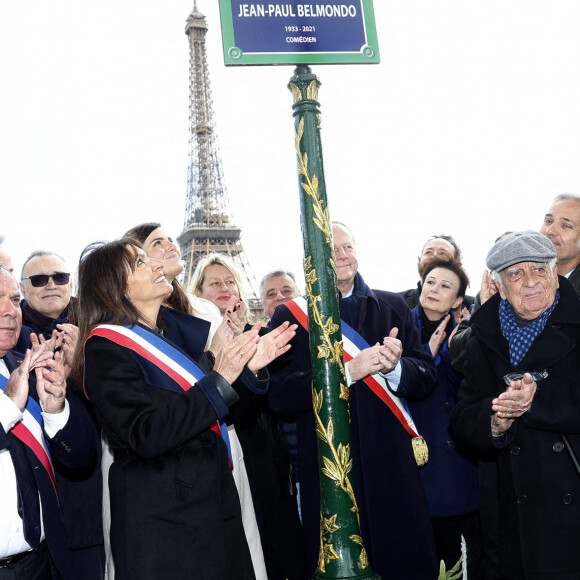 Le maire du 16ème arrondissement Francis Szpiner, la maire de Paris Anne Hidalgo, Luana Belmondo, le maire du 15ème arrondissement Philippe Goujon, Paul Belmondo, Alain Belmondo, Stella Belmondo - Inauguration de "La promenade Jean-Paul Belmondo" au terre-plein central du pont de Bir-Hakeim, ouvrage public communal situé sous le viaduc du métro aérien, à Paris (15e, 16e) le 12 avril 2023. © Cyril Moreau/Bestimage 