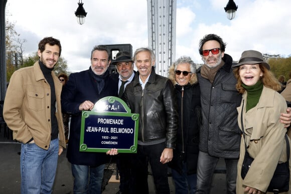 Victor Belmondo, Jean Dujardin, Antoine Duléry, Paul Belmondo, Richard Anconina, Anthony Delon, Cyrielle Clair - Inauguration de "La promenade Jean-Paul Belmondo" au terre-plein central du pont de Bir-Hakeim, ouvrage public communal situé sous le viaduc du métro aérien, à Paris (15e, 16e) le 12 avril 2023. © Cyril Moreau/Bestimage 