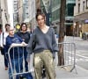 Elle a porté un pantalon large à effet taches
Katie Holmes arrive aux studios de l'émission "The Today Show" à New York, le 12 avril 2023. 