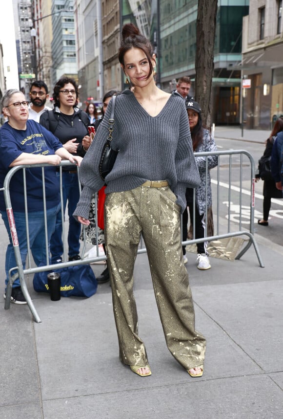 Le motif de ce pantalon était métallisé
Katie Holmes arrive aux studios de l'émission "The Today Show" à New York, le 12 avril 2023. 