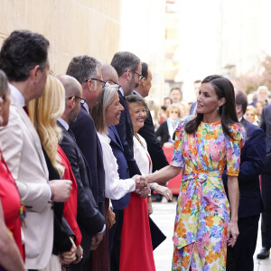 La reine consort, sans Felipe, a présidé la cérémonie de proclamation du Prix "Arts et Lettres" 2023
La reine Letizia d'Espagne préside la cérémonie de proclamation du Prix "Arts et Lettres" 2023 à Cordoue, Andalousie, Espagne, le 13 avril 2023. La reine Letizia, lors de la visite de certains des projets avant la cérémonie de proclamation du Prix "Arts et Lettres" 2023 de la Fondation Princesse de Gérone (FPdGi), le troisième jour du "Tour del Talento" le 13 avril 2023. À la cérémonie d'ouverture du Tour del Talento 2023 à Cordoue, la Reine a rendu visite à certains des projets récents les plus remarquables soutenus par la Fondation. Il s'agit de la présentation de trois initiatives de l'EduLab d'innovation pédagogique du programme " Generation Teachers ", qui ont déjà un impact positif sur la société, avec des objectifs aussi différents que nécessaires : AmplificARTE, Teachers Network for Development et Skill Up. 