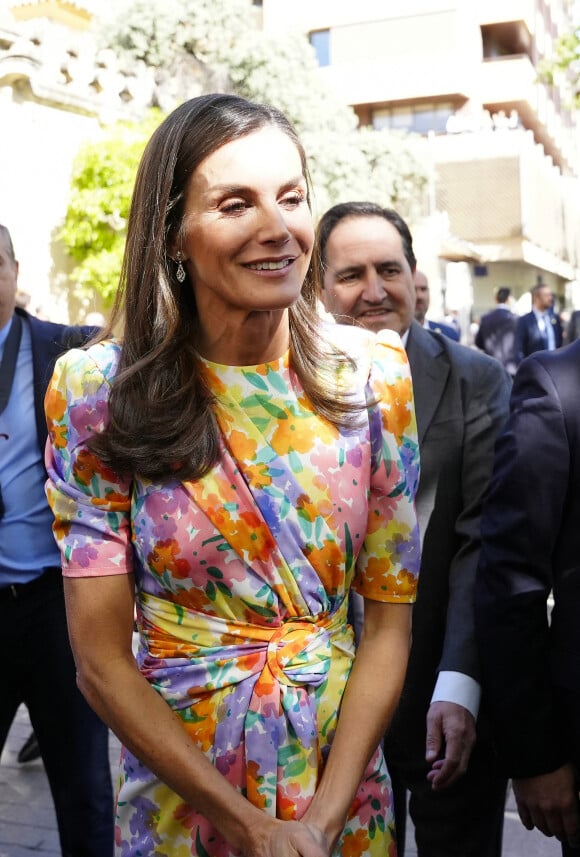 La pièce est d'ailleurs déjà en rupture de stock !
La reine Letizia d'Espagne préside la cérémonie de proclamation du Prix "Arts et Lettres" 2023 à Cordoue, Andalousie, Espagne, le 13 avril 2023. La reine Letizia, lors de la visite de certains des projets avant la cérémonie de proclamation du Prix "Arts et Lettres" 2023 de la Fondation Princesse de Gérone (FPdGi), le troisième jour du "Tour del Talento" le 13 avril 2023. À la cérémonie d'ouverture du Tour del Talento 2023 à Cordoue, la Reine a rendu visite à certains des projets récents les plus remarquables soutenus par la Fondation. Il s'agit de la présentation de trois initiatives de l'EduLab d'innovation pédagogique du programme " Generation Teachers ", qui ont déjà un impact positif sur la société, avec des objectifs aussi différents que nécessaires : AmplificARTE, Teachers Network for Development et Skill Up. 