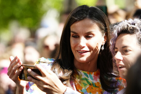 La reine Letizia d'Espagne préside la cérémonie de proclamation du Prix "Arts et Lettres" 2023 à Cordoue, Andalousie, Espagne, le 13 avril 2023. La reine Letizia, lors de la visite de certains des projets avant la cérémonie de proclamation du Prix "Arts et Lettres" 2023 de la Fondation Princesse de Gérone (FPdGi), le troisième jour du "Tour del Talento" le 13 avril 2023. À la cérémonie d'ouverture du Tour del Talento 2023 à Cordoue, la Reine a rendu visite à certains des projets récents les plus remarquables soutenus par la Fondation. Il s'agit de la présentation de trois initiatives de l'EduLab d'innovation pédagogique du programme " Generation Teachers ", qui ont déjà un impact positif sur la société, avec des objectifs aussi différents que nécessaires : AmplificARTE, Teachers Network for Development et Skill Up. 