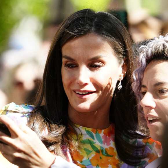 La reine Letizia d'Espagne préside la cérémonie de proclamation du Prix "Arts et Lettres" 2023 à Cordoue, Andalousie, Espagne, le 13 avril 2023. La reine Letizia, lors de la visite de certains des projets avant la cérémonie de proclamation du Prix "Arts et Lettres" 2023 de la Fondation Princesse de Gérone (FPdGi), le troisième jour du "Tour del Talento" le 13 avril 2023. À la cérémonie d'ouverture du Tour del Talento 2023 à Cordoue, la Reine a rendu visite à certains des projets récents les plus remarquables soutenus par la Fondation. Il s'agit de la présentation de trois initiatives de l'EduLab d'innovation pédagogique du programme " Generation Teachers ", qui ont déjà un impact positif sur la société, avec des objectifs aussi différents que nécessaires : AmplificARTE, Teachers Network for Development et Skill Up. 