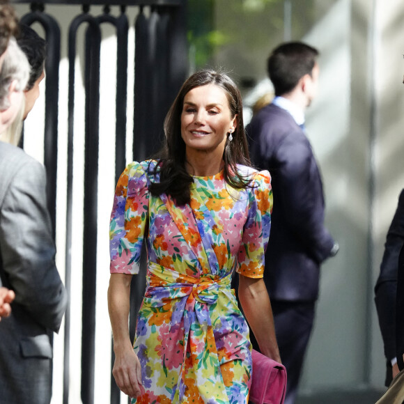 Comme d'habitude, Letizia a brillé par son look à la portée de tous !
La reine Letizia d'Espagne préside la cérémonie de proclamation du Prix "Arts et Lettres" 2023à Cordoue, Andalousie, Espagne, le 13 avril 2023. La reine Letizia, lors de la visite de certains des projets avant la cérémonie de proclamation du Prix "Arts et Lettres" 2023 de la Fondation Princesse de Gérone (FPdGi), le troisième jour du "Tour del Talento" le 13 avril 2023. À la cérémonie d'ouverture du Tour del Talento 2023 à Cordoue, la Reine a rendu visite à certains des projets récents les plus remarquables soutenus par la Fondation. Il s'agit de la présentation de trois initiatives de l'EduLab d'innovation pédagogique du programme " Generation Teachers ", qui ont déjà un impact positif sur la société, avec des objectifs aussi différents que nécessaires : AmplificARTE, Teachers Network for Development et Skill Up.