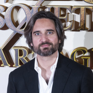 Il a confié avoir eu "les meilleurs côtés" de l'acteur. 
Dimitri Rassam - Première du film "Les Trois Mousquetaires : D'Artagnan" à Madrid. Le 12 avril 2023