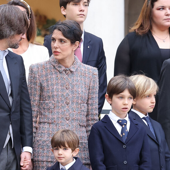 Il a deux enfants déjà, Dasha, d'un premier mariage, puis Balthazar, avec Charlotte Casiraghi. 
Dimitri Rassam, Balthazar Rassam, Charlotte Casiraghi, Raphaël Elmaleh - La famille princière de Monaco dans la cour du palais lors de la Fête Nationale de la principauté de Monaco le 19 novembre 2022. © Dominique Jacovides / Bruno Bebert / Bestimage 