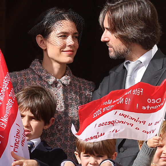 Raphaël Elmaleh, Charlotte Casiraghi, Dimitri Rassam et leur fils Balthazar Rassam - La famille princière au balcon du palais lors de la Fête Nationale de la principauté de Monaco le 19 novembre 2022. © Dominique Jacovides / Bruno Bebert / Bestimage 