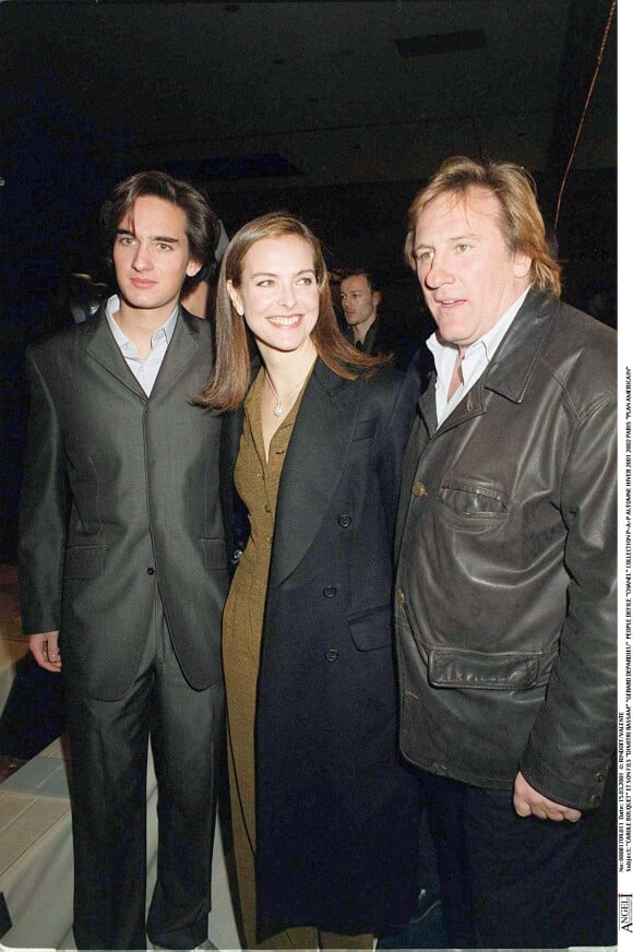Dimitri Rassam, producteur des Trois Mousquetaires, s'est confié sur sa vie de famille.
Carole Bouquet et son fils Dimitri Rassam, Gérard Depardieu- Défilé Chanel.