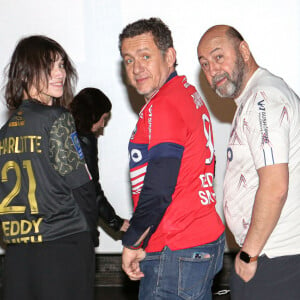 Charlotte Gainsbourg dans une comédie, voilà qui est plutôt inhabituel.
Charlotte Gainsbourg, Dany Boon et Kad Merad à la première du film "La Vie pour de vrai" à Lille, France, le 1er avril 2023. © Stéphane Vansteenkiste/Bestimage