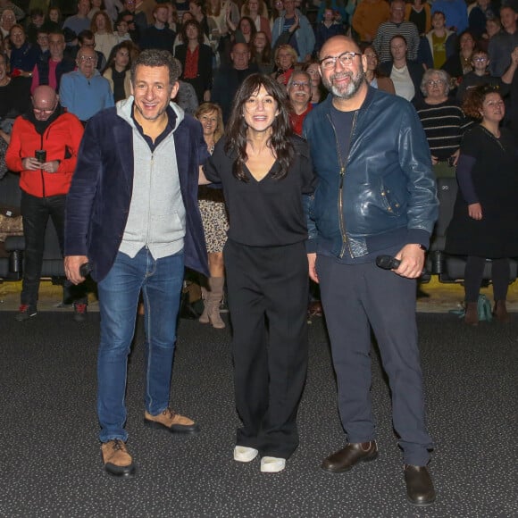 Mais que voulez-vous, elle a, elle aussi, besoin de rigoler !
Dany Boon, Charlotte Gainsbourg et Kad Merad à la première du film "La Vie pour de vrai" à Lille, France, le 1er avril 2023. © Stéphane Vansteenkiste/Bestimage