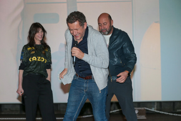 Charlotte Gainsbourg, Dany Boon et Kad Merad à la première du film "La Vie pour de vrai" à Lille, France, le 1er avril 2023. © Stéphane Vansteenkiste/Bestimage