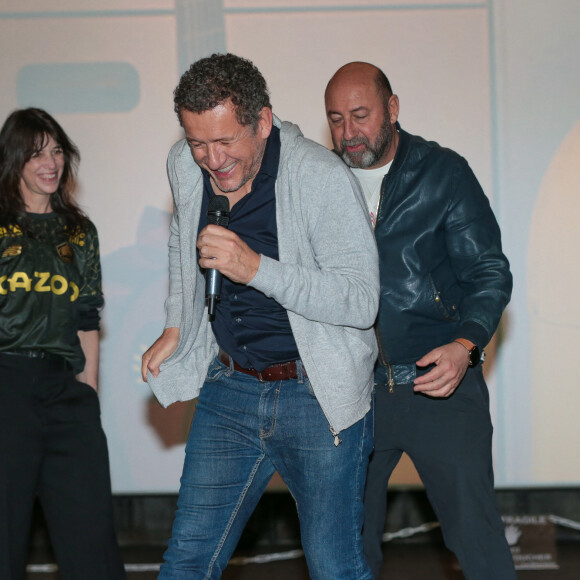 Charlotte Gainsbourg, Dany Boon et Kad Merad à la première du film "La Vie pour de vrai" à Lille, France, le 1er avril 2023. © Stéphane Vansteenkiste/Bestimage