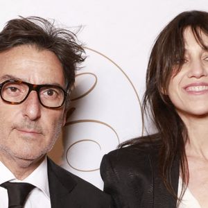 Yvan Attal, Charlotte Gainsbourg - Photocall de la 10e édition du "Global Gift Gala 2022" au Four Seasons Hotel George V à Paris le 19 novembre 2022. © Christophe Aubert via Bestimage