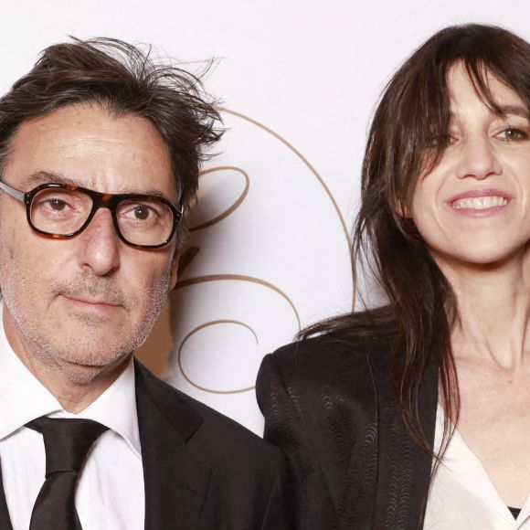 Yvan Attal, Charlotte Gainsbourg - Photocall de la 10e édition du "Global Gift Gala 2022" au Four Seasons Hotel George V à Paris le 19 novembre 2022. © Christophe Aubert via Bestimage