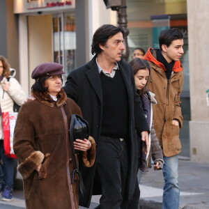 Yvan Attal, sa mere, sa fille Alice et son fils Ben - Obsèques de Kate Barry en l'église Saint-Roch à Paris. Le 19 décembre 2013.