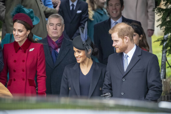 Afin de renouer les liens avec les membres du clan Windsor, très en colère depuis les révélations faites par les Sussex à leur sujet... 
Catherine Kate Middleton, duchesse de Cambridge, Meghan Markle, duchesse de Sussex, le prince Harry, duc de Sussex - La famille royale assiste à la messe de Noël à Sandringham le 25 décembre 2018. 
