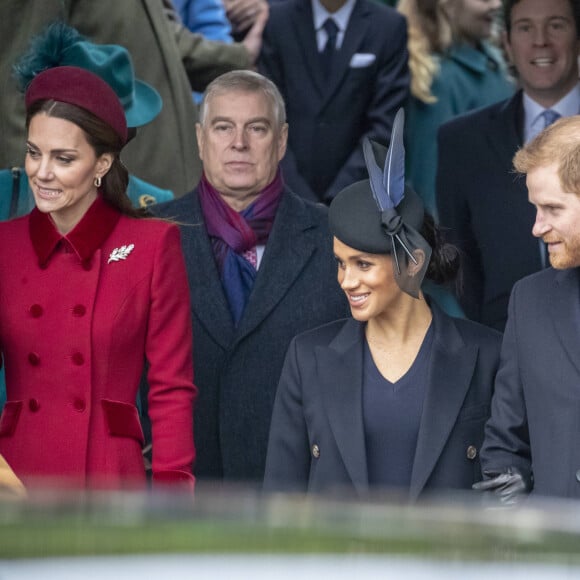 Afin de renouer les liens avec les membres du clan Windsor, très en colère depuis les révélations faites par les Sussex à leur sujet... 
Catherine Kate Middleton, duchesse de Cambridge, Meghan Markle, duchesse de Sussex, le prince Harry, duc de Sussex - La famille royale assiste à la messe de Noël à Sandringham le 25 décembre 2018. 